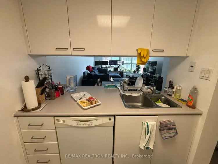 Rent downtown apartment with great amenities near Dundas Square