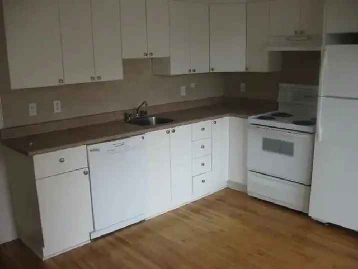 Rent spacious apartment in Rosemont with 2 closed bedrooms