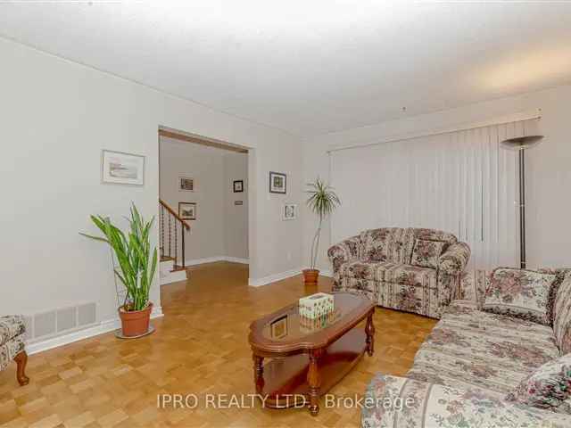 Townhouse For Sale in Burlington, Ontario