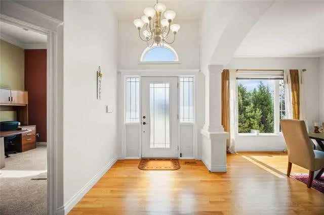 Luxury Lakefront Bungalow in Whyte Ridge