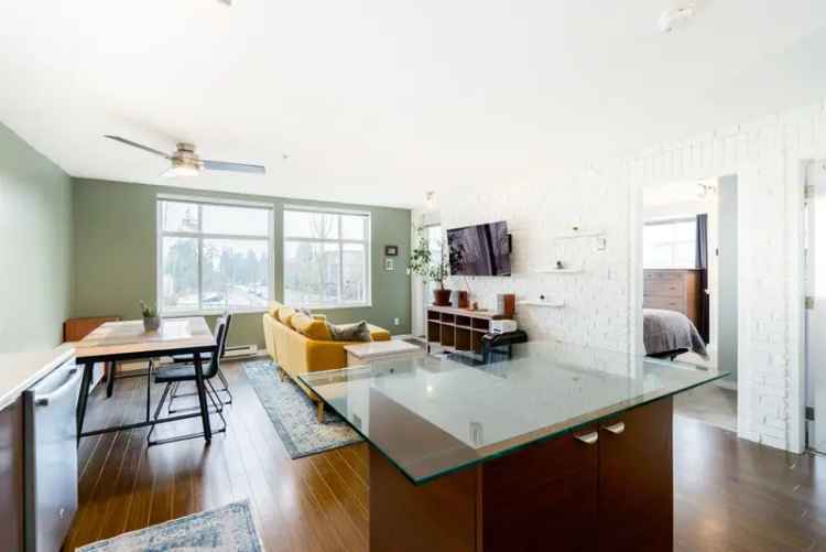 Condo For Sale in Surrey, British Columbia