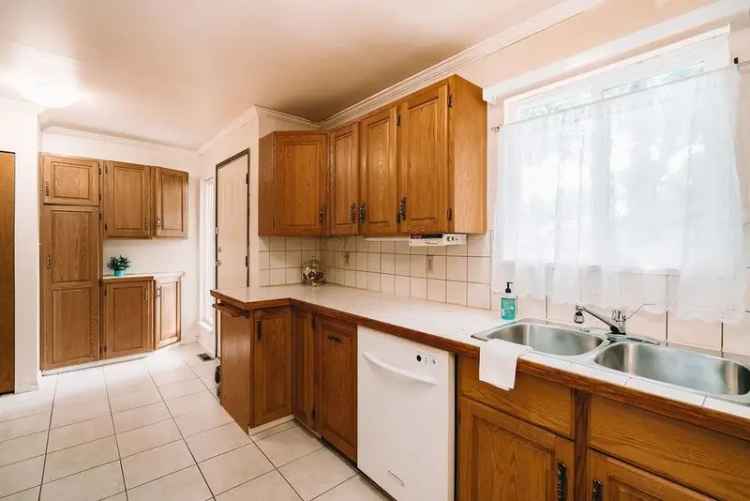 House For Sale in Coquitlam, British Columbia