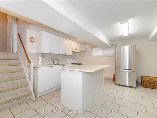 Stunning 3+1 Br, 4 Bath Home in Thornhill