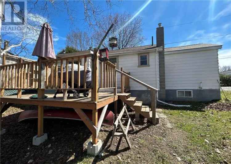 Charming 2-Bedroom Bungalow on Double Lot - Family-Friendly Neighborhood