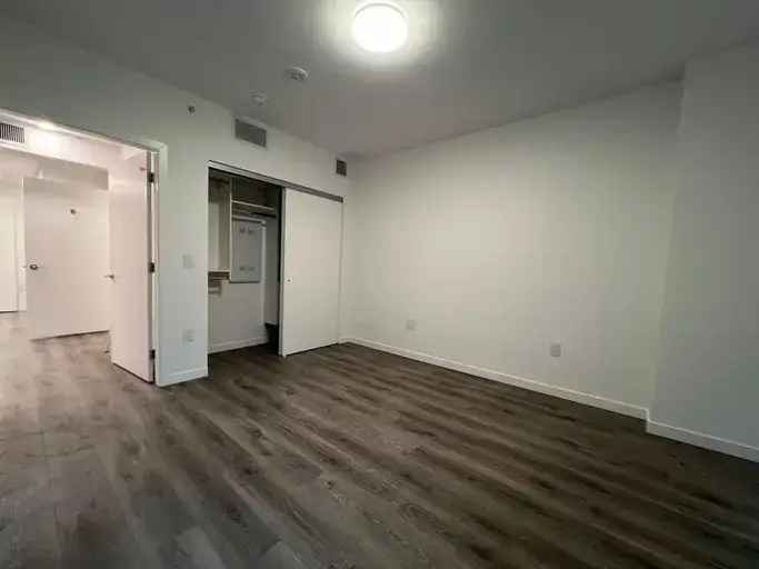 1 Bedroom Apartment in Surrey Near Skytrain