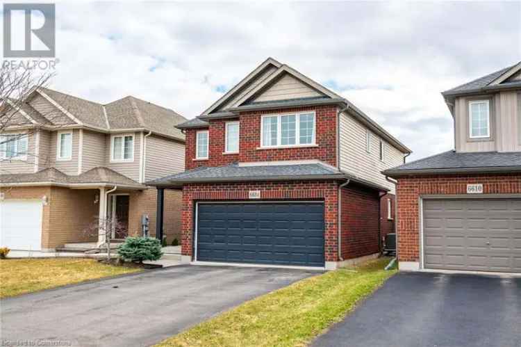 Niagara Falls 2-Storey Home - Modern & Charming