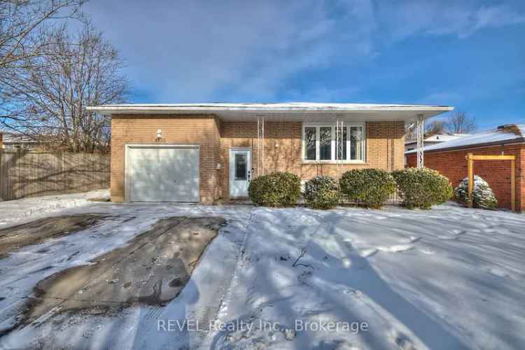 Niagara Falls 3-Bedroom Home with Pool and Hot Tub