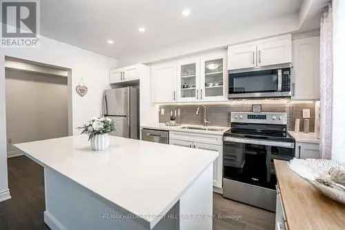 Modern Freehold Townhome in Barrie Family-Friendly Neighbourhood