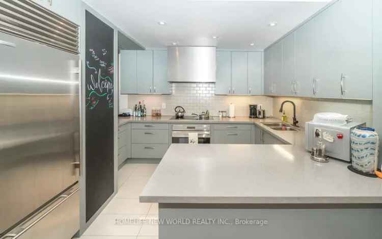 Fabulous 2-Bed + Den Penthouse in King West with City Views