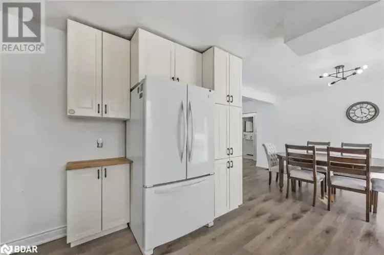5 Bed Barrie Bungalow Executive Lease Modern Kitchen Private Backyard