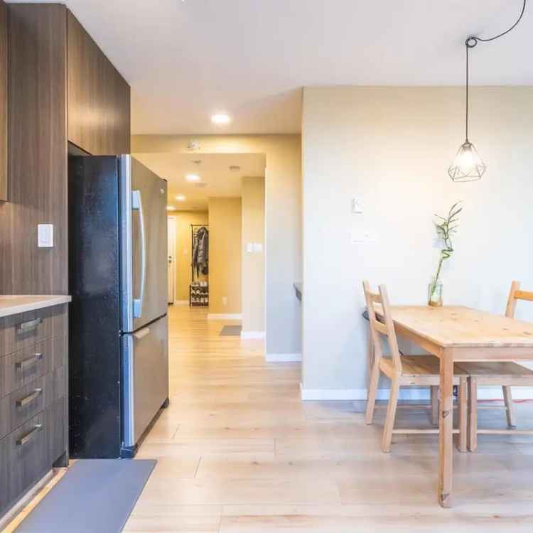 Surrey Luxury 1 Bedroom Apartment Near Skytrain