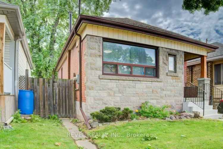 House For Sale in Hamilton, Ontario