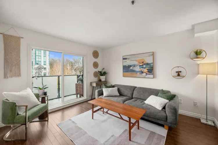 Fairview VW Townhouse for Sale - 2 Beds, Updated Kitchen, Pet-Friendly