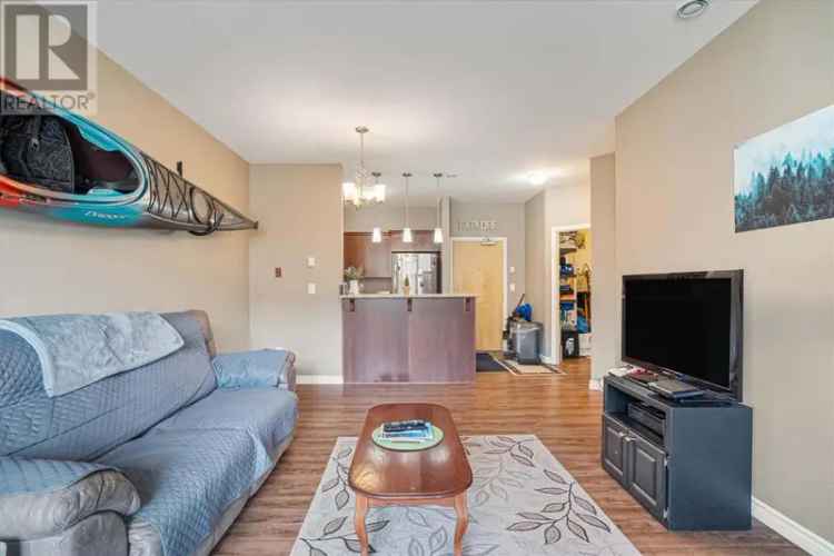 Modern 1 Bed + Den Condo in Sundara with Amenities