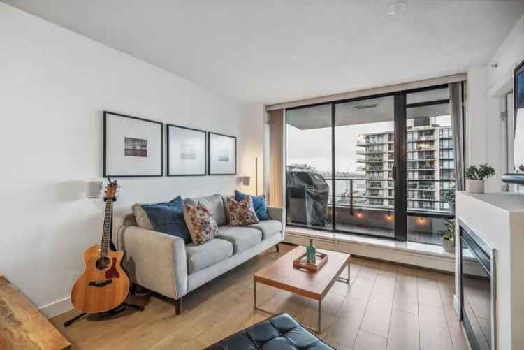 Stunning City View 1 Bed + Flex + Den in Popular LOLO