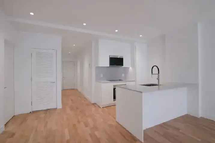 Renovated 1 Bed Plus Den Near Cote des Neiges Metro
