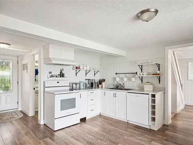 Victoria Harbour Waterfront Home - Fully Renovated 4 Bedroom