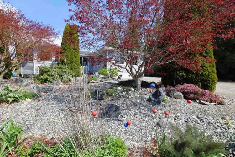 West Sechelt Rancher with Gardens & Greenhouses - 3 Bedroom Home