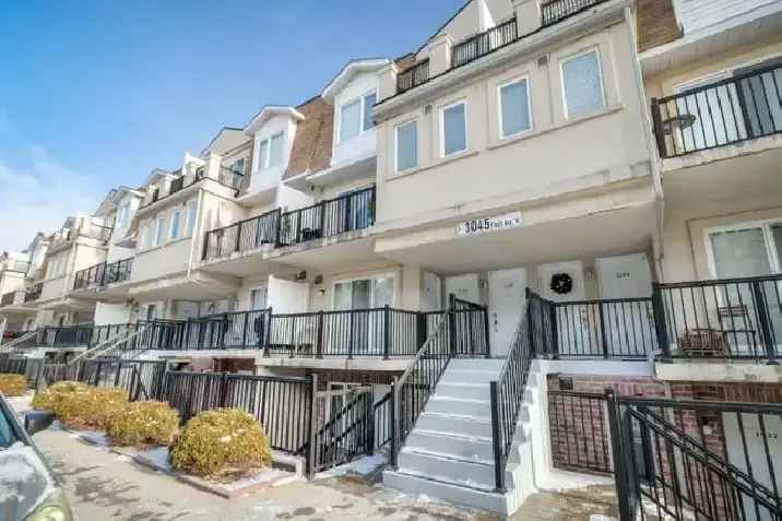 Charming 2-Bed Townhouse at Islington and Finch