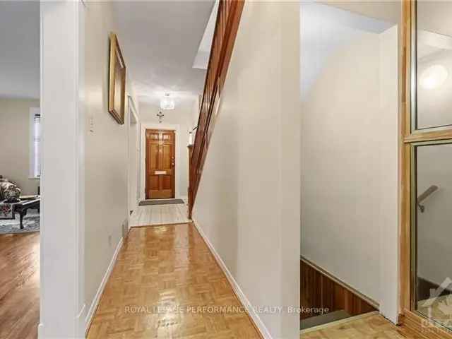 1901 Freehold Townhouse Near Sparks Street 3 Beds 3 Baths