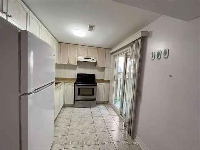 2 Bedroom Walkout Basement Apartment Near Maple Go Train