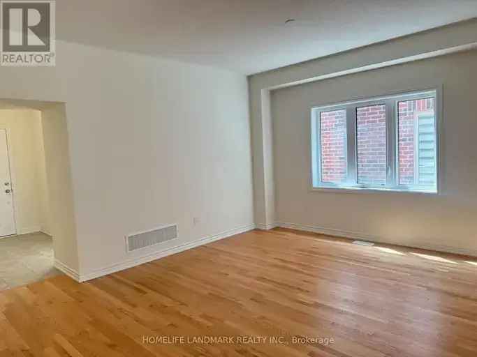 4 Bedroom House in Sharon Village Near Go Station and Hwy 404