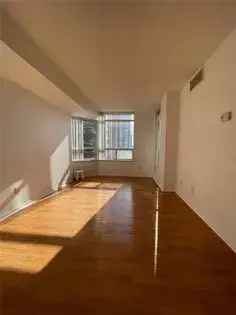 3 rooms apartment of 295 m² in Toronto