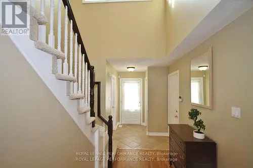 3-Bed 2.5-Bath Home in Barrhaven - Updated Kitchen and Finished Basement
