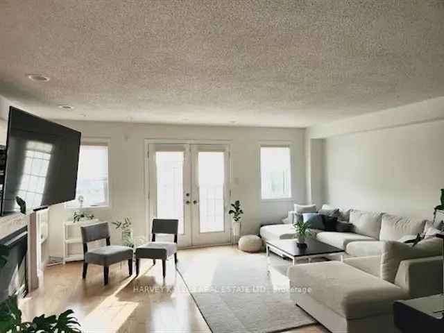 Townhouse For Sale in Pickering, Ontario