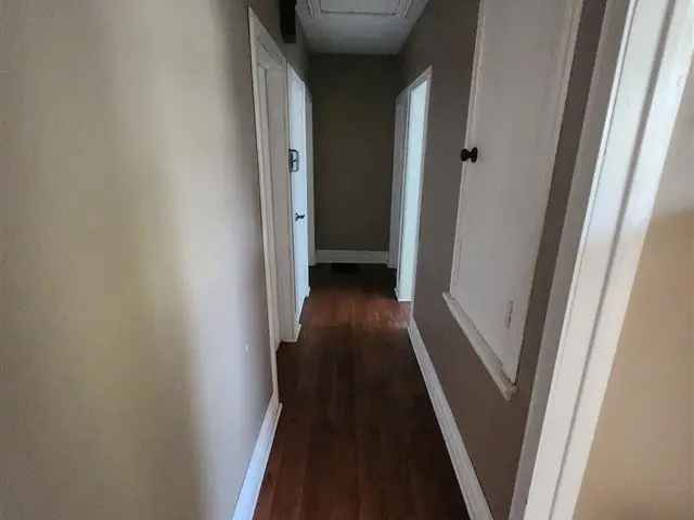 3 Bedroom Home in Peterborough - Hardwood Floors Parking Available