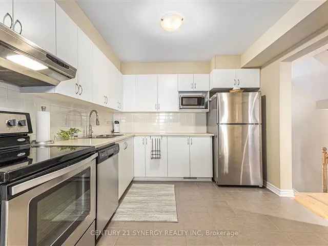 Townhouse For Sale in 117, Sweetwater Lane, Ottawa, Ontario