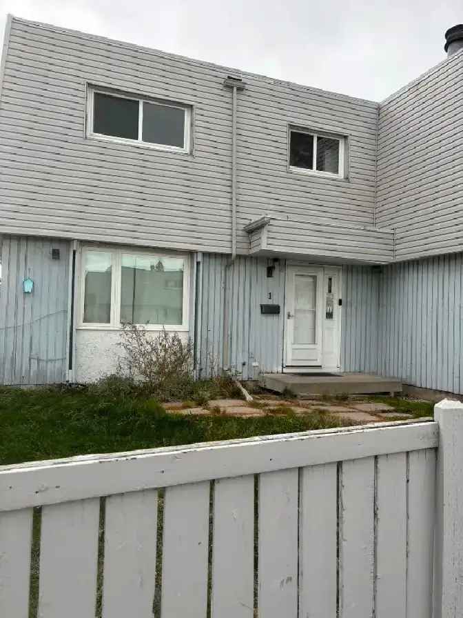 Rent Spacious Renovated 4 Bedroom Den Townhome Near Centre Street