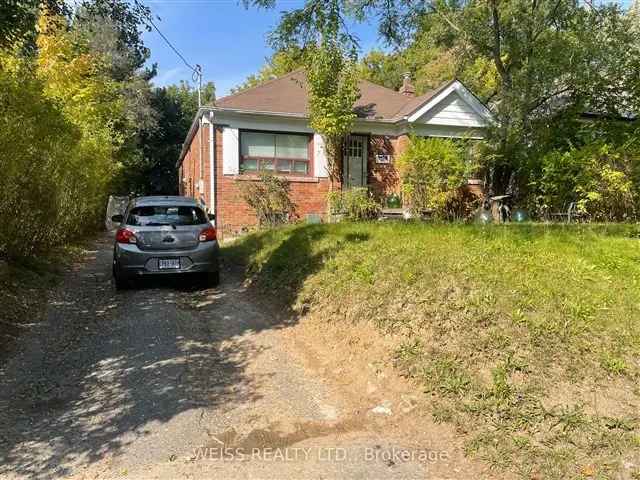 3+1 Bedroom Bungalow with Basement Apartment Near Synagogues and Subway