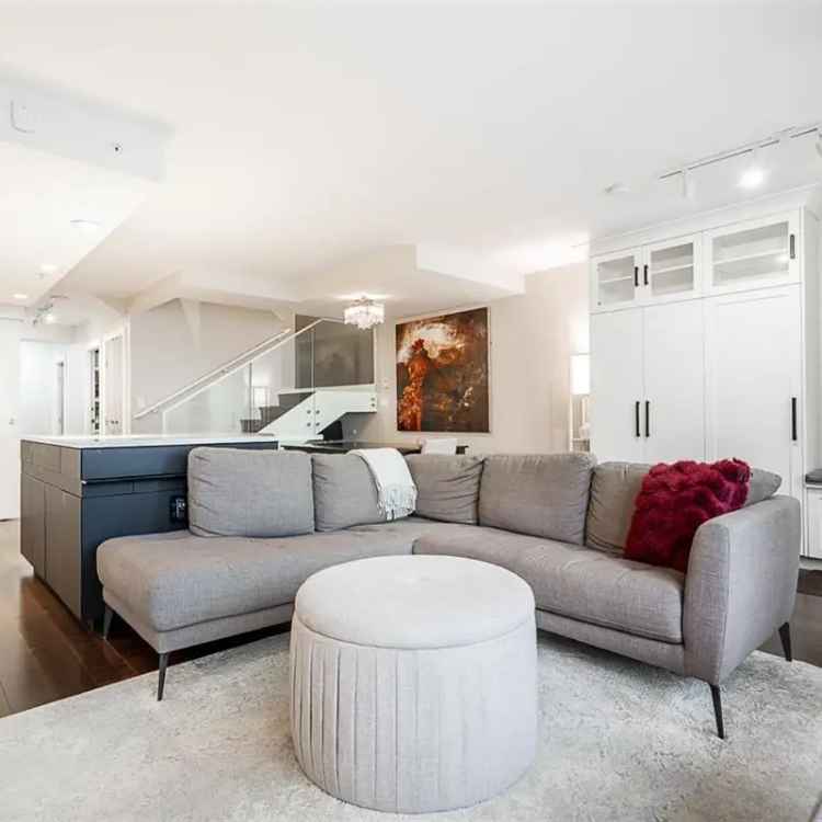 Luxury Townhouse for Sale: Newly Renovated 2-Bed Dolce Townhome