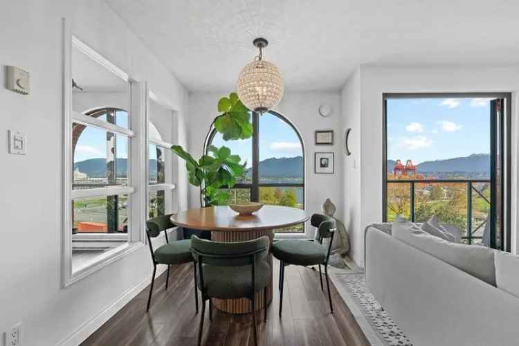 55 ALEXANDER Gastown 2 Bed 2 Bath Den Stunning Views