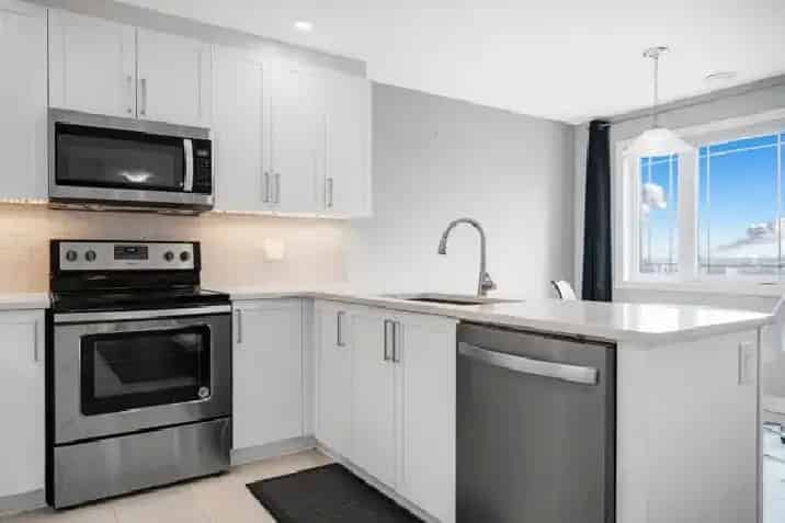 2 Bed 2 Bath Condo in Barrhaven Top Floor Modern Living