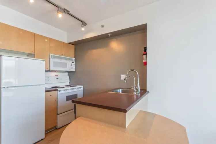 Lord Stanley Stunning Corner Unit Breathtaking Views 1 Bed Den