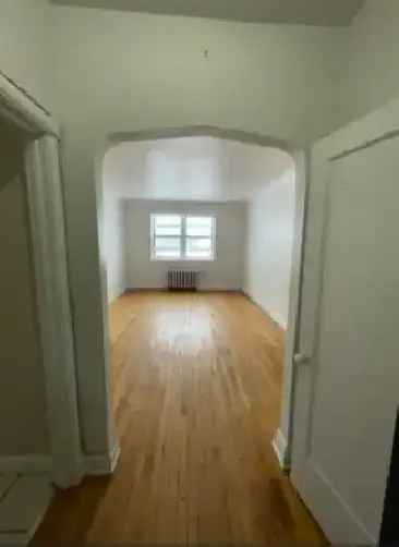 Rent 1 Bedroom Apartment Downtown Ottawa with Large Windows