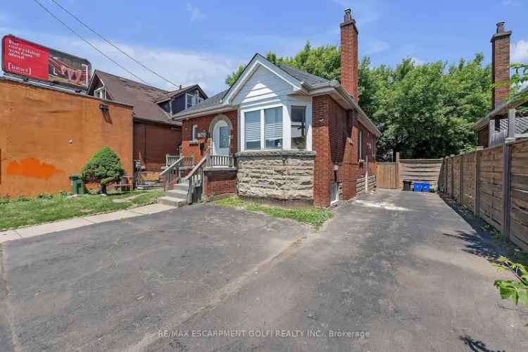 House For Sale in Hamilton, Ontario