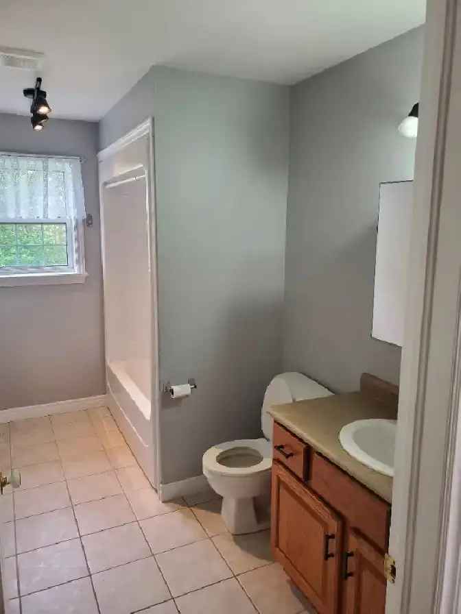 3 Bedroom, 1 Bathroom for Dec 15 or earlier