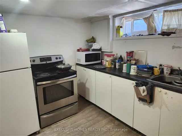 Cozy Brick Bungalow Near Laurier & Waterloo Universities