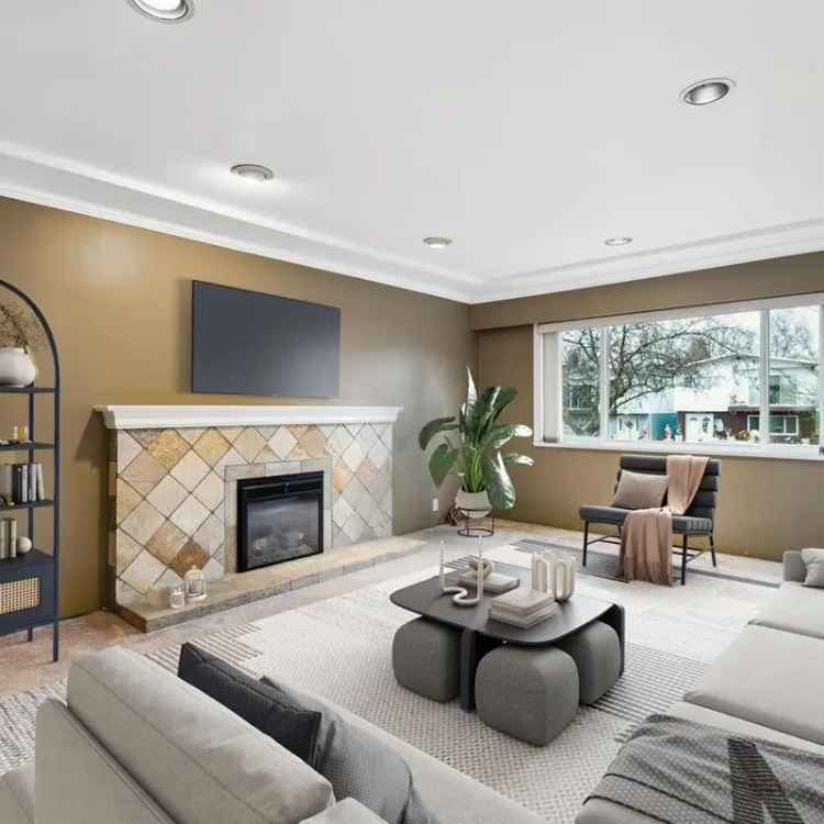 Beautiful Renfrew Heights Family Home 2-Level Suite