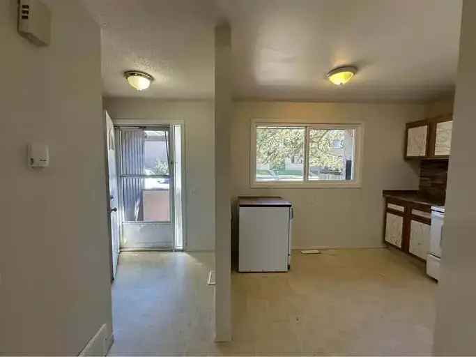 Rent spacious townhouse in Edmonton with fenced yard and private entrance