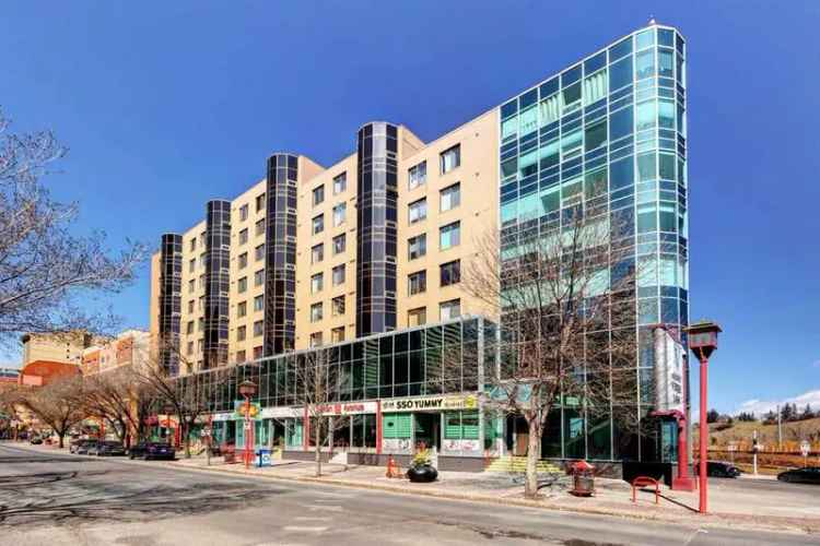 Downtown 3 Bed Renovated End Unit with Parking