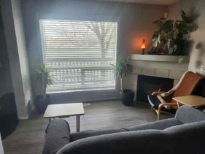 Rent Large Room in Central Townhouse Edmonton with Utilities Included