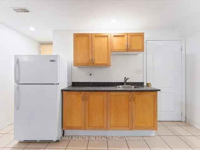 Fully Furnished 1 Bd 1 Bath Basement Apartment in Upper Thornhill