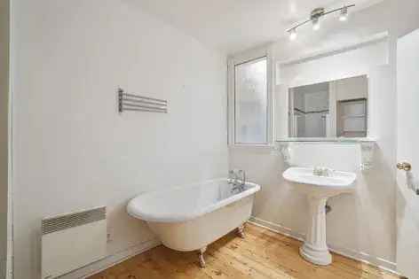 7 Room 88m2 Montreal Apartment with Private Backyard