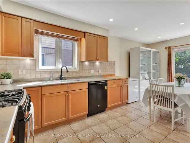 Beautiful 2 Storey Brick Home Family Oasis Near Park