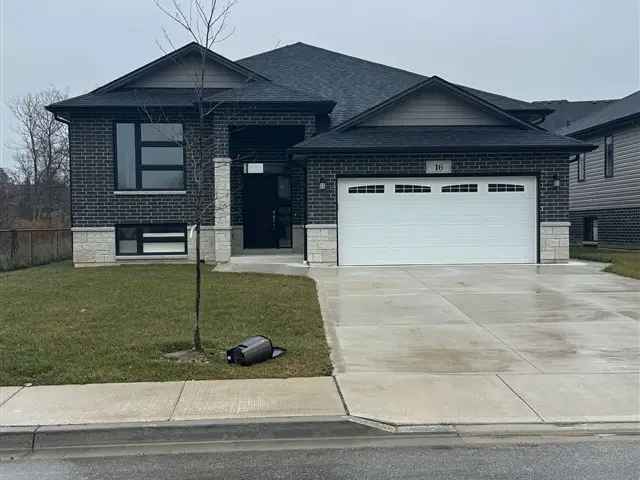 Stunning 3 Bed 2 Bath Detach House in Amherstburg