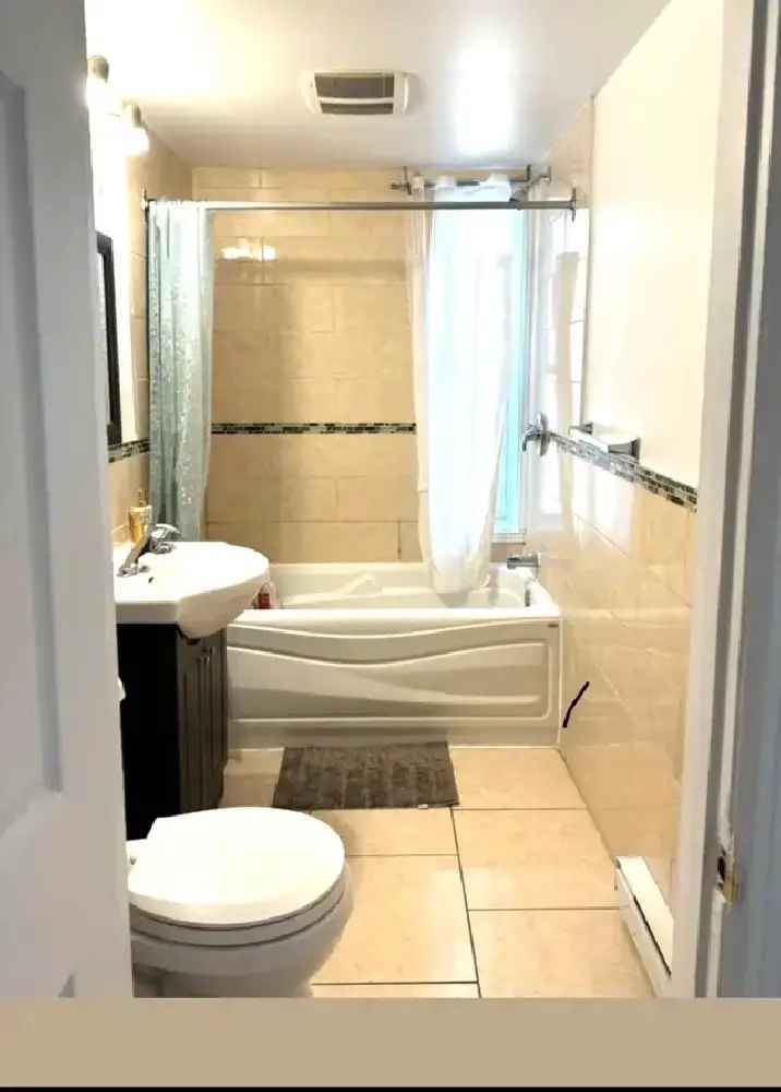 3.5 min Walk to Fabre Metro 10 min to City Center